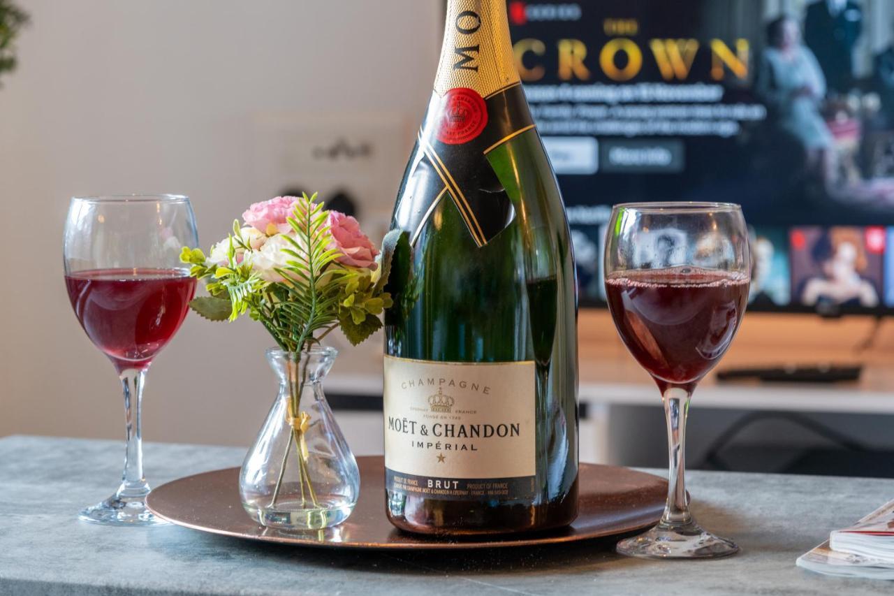Caliber Stays Birmingham Bliss - Medusa Suite Apartments - Central 2-Bed Retreat - City Attractions, Sleeps 4, Free Netflix, Nearby Parking & Close Proximity - Bullring, Grand Central, The Cube - 5 Minutes Walk 외부 사진