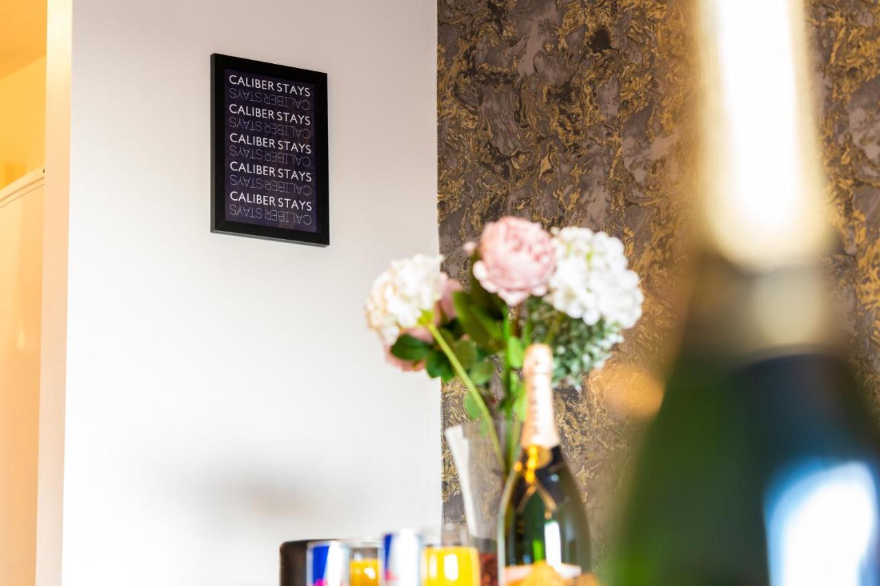 Caliber Stays Birmingham Bliss - Medusa Suite Apartments - Central 2-Bed Retreat - City Attractions, Sleeps 4, Free Netflix, Nearby Parking & Close Proximity - Bullring, Grand Central, The Cube - 5 Minutes Walk 외부 사진