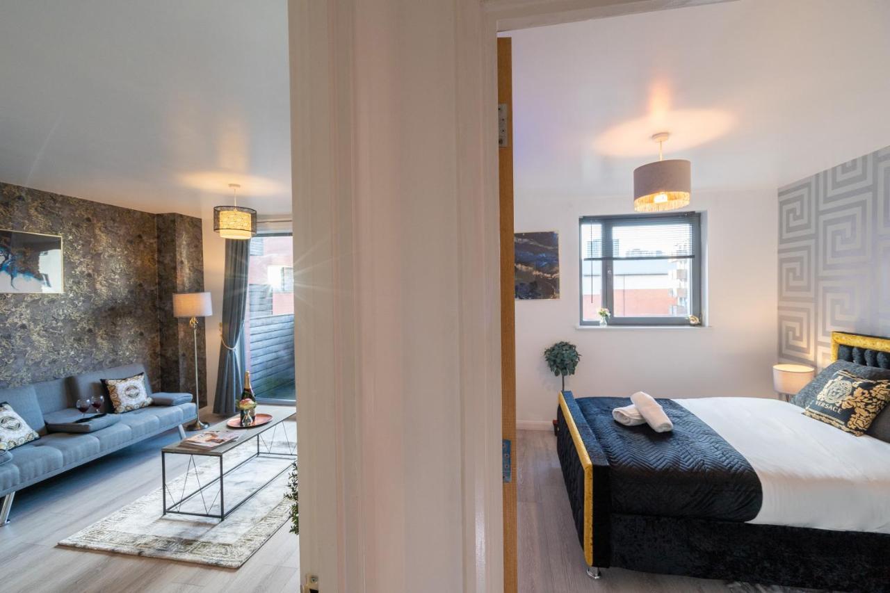 Caliber Stays Birmingham Bliss - Medusa Suite Apartments - Central 2-Bed Retreat - City Attractions, Sleeps 4, Free Netflix, Nearby Parking & Close Proximity - Bullring, Grand Central, The Cube - 5 Minutes Walk 외부 사진