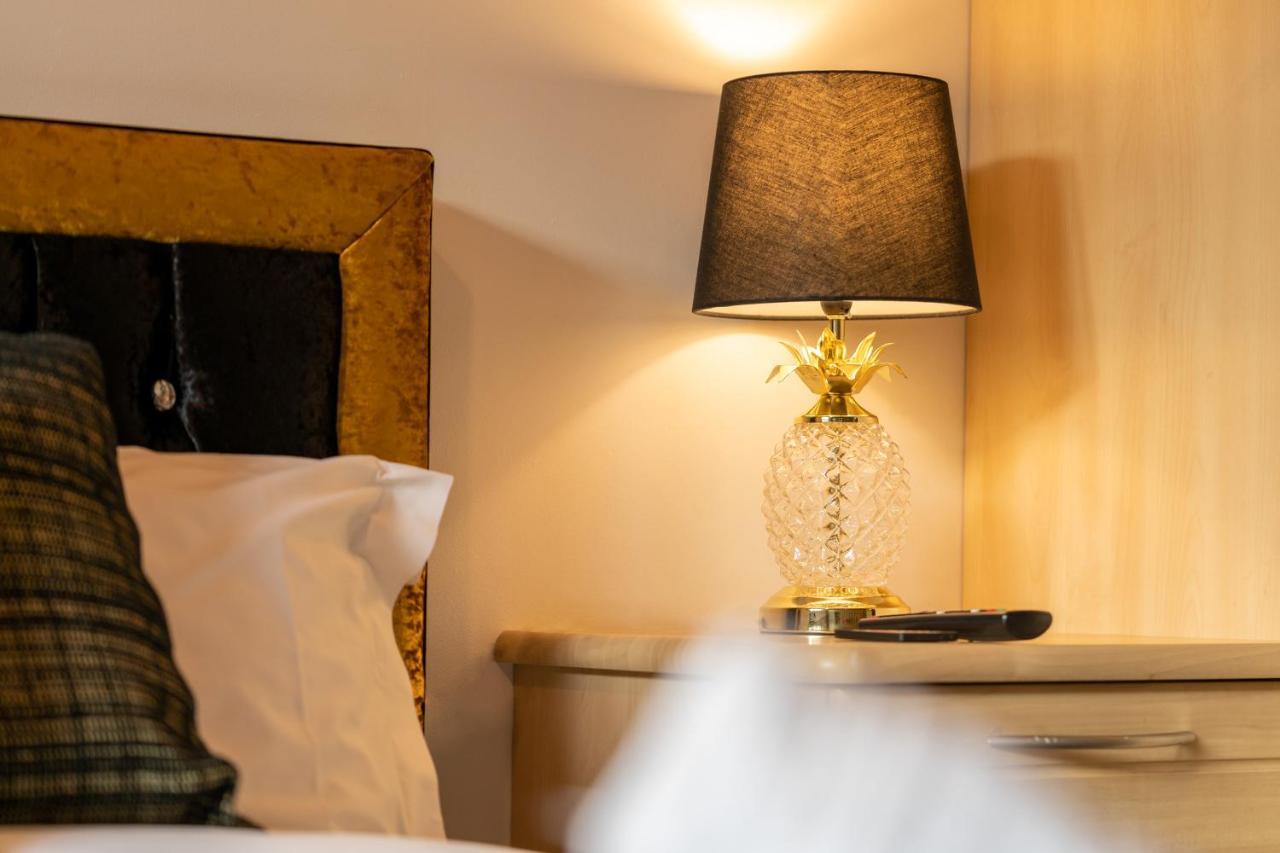 Caliber Stays Birmingham Bliss - Medusa Suite Apartments - Central 2-Bed Retreat - City Attractions, Sleeps 4, Free Netflix, Nearby Parking & Close Proximity - Bullring, Grand Central, The Cube - 5 Minutes Walk 외부 사진