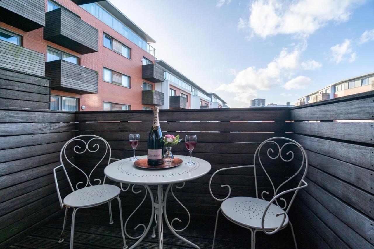 Caliber Stays Birmingham Bliss - Medusa Suite Apartments - Central 2-Bed Retreat - City Attractions, Sleeps 4, Free Netflix, Nearby Parking & Close Proximity - Bullring, Grand Central, The Cube - 5 Minutes Walk 외부 사진