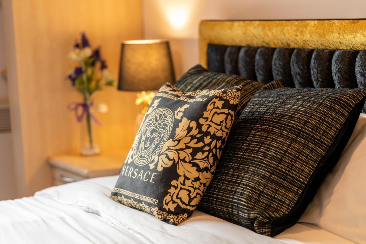 Caliber Stays Birmingham Bliss - Medusa Suite Apartments - Central 2-Bed Retreat - City Attractions, Sleeps 4, Free Netflix, Nearby Parking & Close Proximity - Bullring, Grand Central, The Cube - 5 Minutes Walk 외부 사진