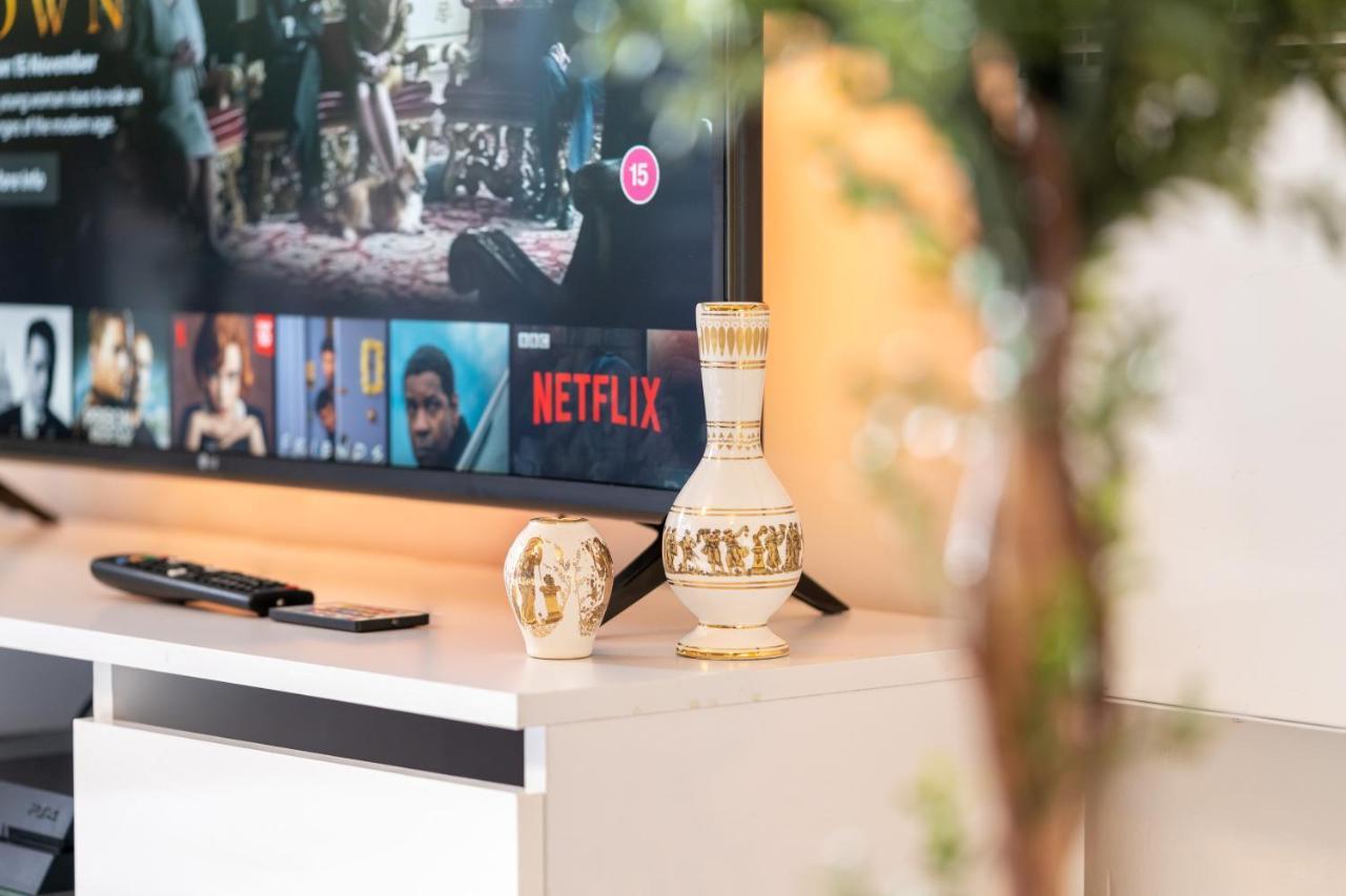 Caliber Stays Birmingham Bliss - Medusa Suite Apartments - Central 2-Bed Retreat - City Attractions, Sleeps 4, Free Netflix, Nearby Parking & Close Proximity - Bullring, Grand Central, The Cube - 5 Minutes Walk 외부 사진